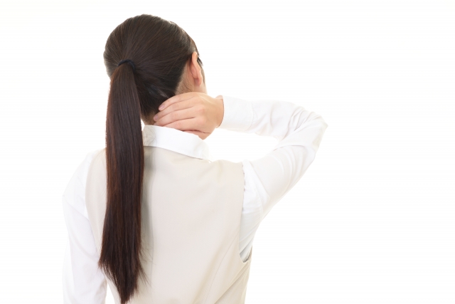頚椎ヘルニアの辛い症状に悩む女性
